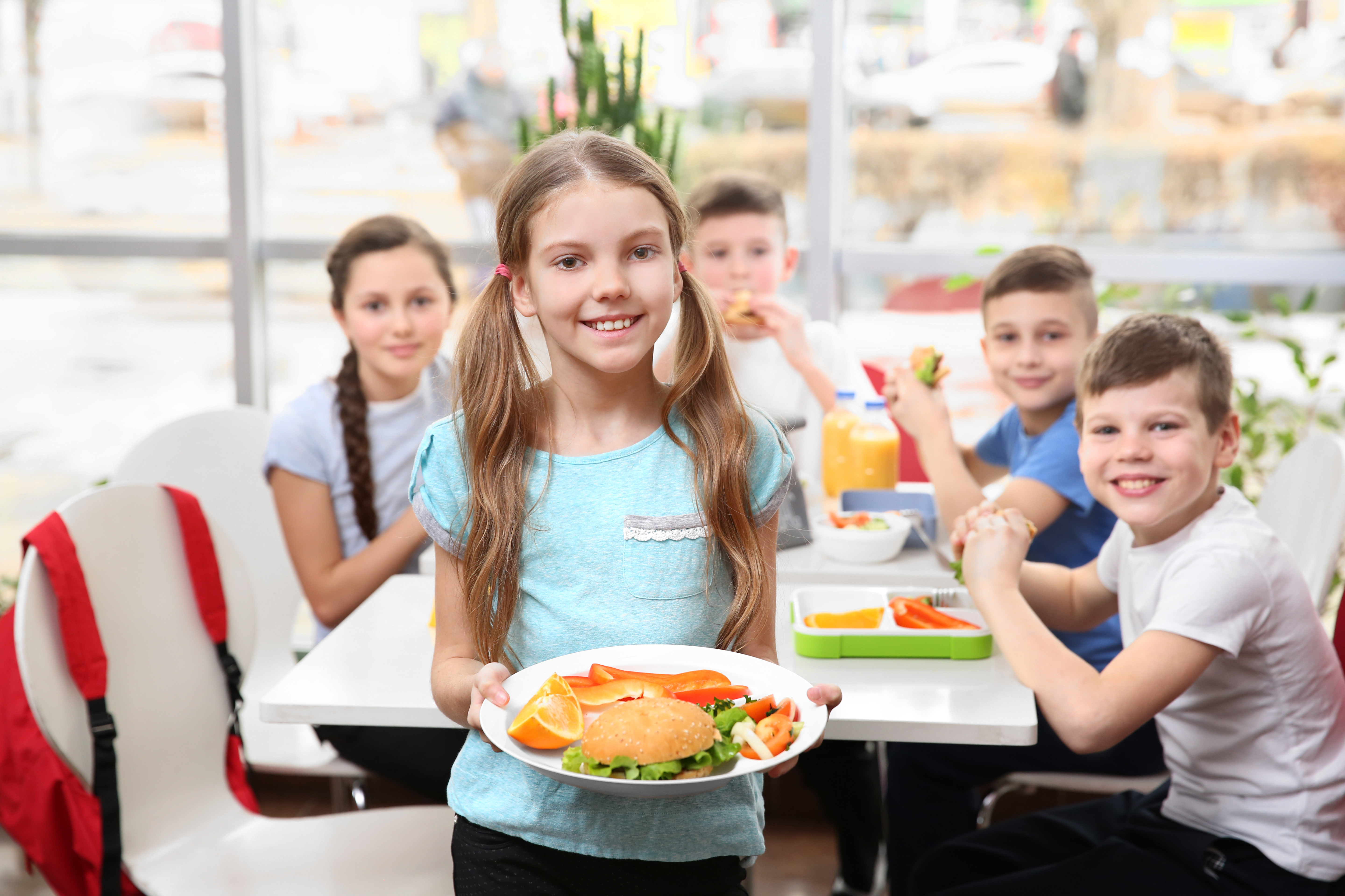 Symbolbild Offener Ganztag - hier: Kinder beim Mittagessen