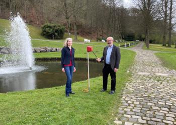 Daniela Rennecke und Wolfgang Gebing nehmen die Wasserfontänen in Betrieb