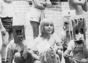 Kinder mit selbstgebastelten Masken auf dem Robinsonspielplatz. Das Foto stammt vermutlich aus den späten 80ern oder frühen 90ern.
