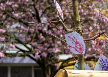 Ein dekorierter Baum auf dem Südstadtfest