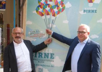 Kleves Bürgermeister Wolfgang Gebing und Prof. Dr.-Ing. Peter Kisters präsentieren den Klever Nachhaltigkeitspreis