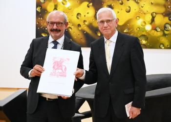 Bürgermeister Wolfgang Gebing und Drs. Guido de Werd mit seiner Urkunde