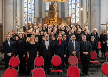 Die Mitwirkenden mit der Bundestagspräsidentin und dem Bürgermeister.