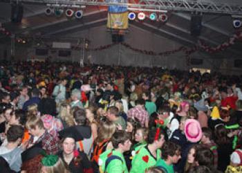 Karneval im Warsteiner Festzelt