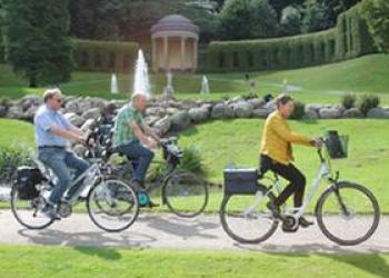 Radfahrer in den Klever Gartenanlagen