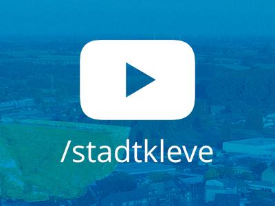 Das YouTube-Logo vor einer Drohnenaufnahme der Stadt Kleve