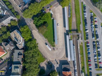 Der Blick von oben zeigt Busbahnhof, Bahnhof und Park-and-Ride-Parkplatz direkt nebeneinander.