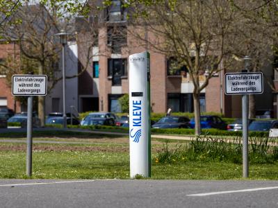 Inzwischen sind vor dem Klever Rathaus vier Ladepunkte für Elektroautos installiert.