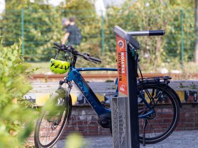 Im Außenbereich der Radstation befindet sich eine Reparatursäule zur Selbstbedienung.