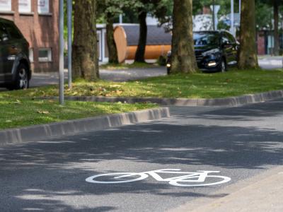 Markierungen auf der Fahrbahn sollen den KFZ-Verkehr dafür sensibilisieren, dass Radfahrende auf der Fahrbahn radeln dürfen.