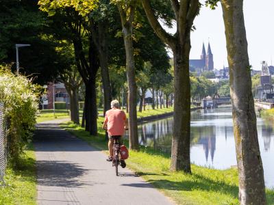 Überall in Kleve finden sich schöne Routen zum Radfahren. Wie etwa hier nahe dem Hochschulgelände am Spoykanal ...