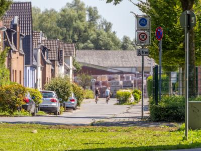 Achtung, Fahrradstraße: hier haben Fahrräder Vorrang und es herrscht eine Höchstgeschwindigkeit von 30 km/h.