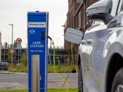 Eine öffentliche Ladestation der Stadtwerke Kleve am Klever Bahnhof - hier kann sogar ohne Parkscheibenregelung geparkt werden.