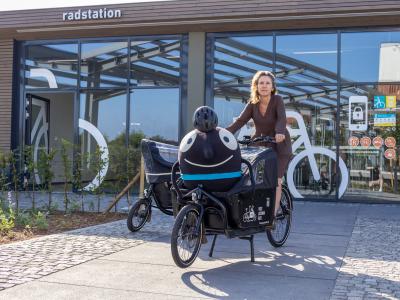 So lässt es sich entspannt reisen: Kleves Radverkehrsbeauftragte Pascale van Koeverden transportiert Edgar im Lastenrad.