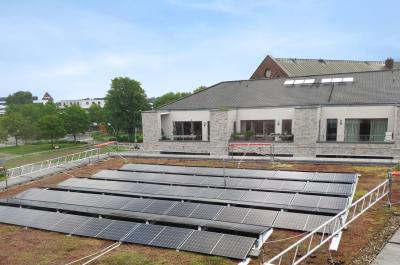 Die Photovoltaikanlage auf dem Flachdach des Klever Rathauses