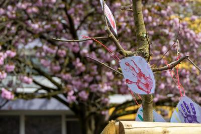 Ein dekorierter Baum auf dem Südstadtfest