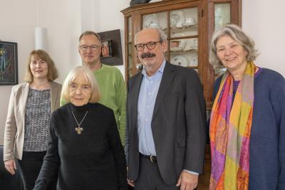 Katrin Bürgel, Leiterin des Stadtarchivs Kleve, Katharina Getlinger-Wessing, Rainer Hoymann, Vorsitzender des Klevischen Vereins, Bürgermeister Wolfgang Gebing und Wiltrud Schnütgen, Klevischer Verein freuen sich über die Übergabe der Fotonegative von Fritz Getlinger