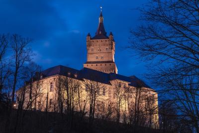 Beleuchtete Schwanenburg in Kleve bei Nacht