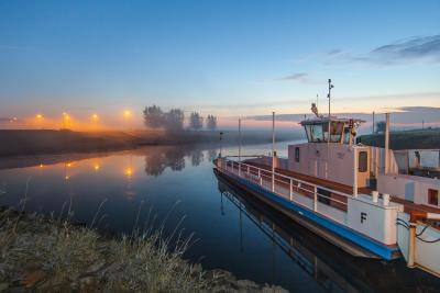 Schiff auf dem Wasser bei Sonnenuntergang