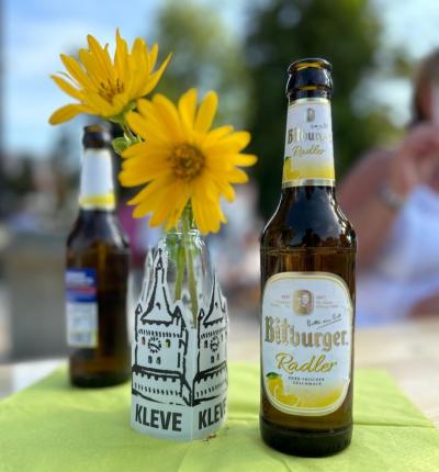 Bierflaschen Kleve Teelicht mit gelben Blumen