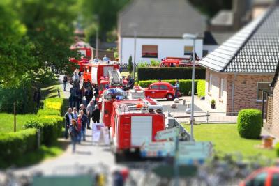 Verschiedene Feuerwehrautos auf der Straße