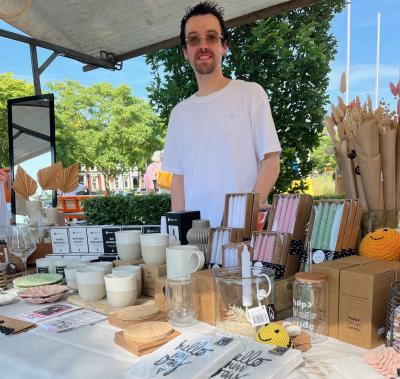 Christoph Gebhardt am  Marktstand mit Dekoartikeln