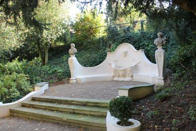 Blick in den Garten mit Treppe und Bäumen