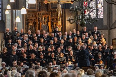 Stehende singende Männer und Frauen in der Kirche mit Büchern in der Hand