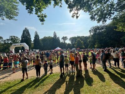 Viele Zuschauer des 32. Klever Citylaufs im alten Klever Stadtpark